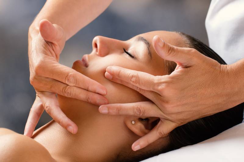 Le miracle face : massage facial pour réduire les rides et tonifier les muscles du visage à Lyon 6