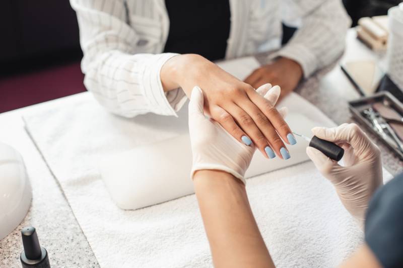Manucure tiède pour ongle avec soin bien-être chez Le Bien-être au féminin à Lyon 6