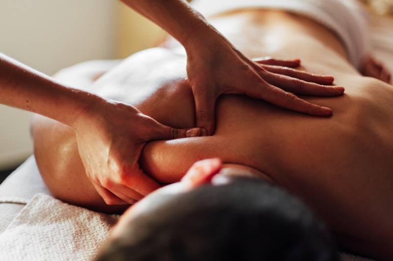 Modelage avec massage du corps pour un soin bien-être et détente pour réduire le stress à Lyon 6
