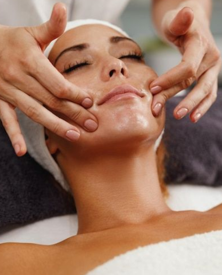 Soin visage anti-âge complet pour femmes avec peau mature pour lisser rides et illuminer le teint à Lyon 6 Foch dans un institut expert